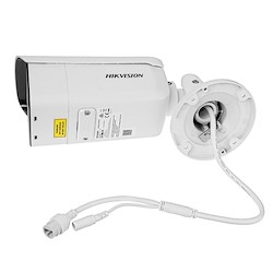 دوربین مداربسته هایک ویژن DS-2CD2T63G2-4LI2U همراه با کابل‌های آن از نمای پایین