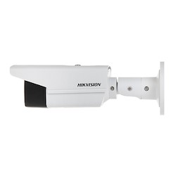 دوربین مداربسته هایک ویژن DS-2CD2T43G2-2I که رو به سمت چپ قرار دارد، از کنار دیده می شود