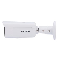 دوربین مداربسته هایک ویژن DS-2CD2T43G2-4LI2U به سمت چپ قرار گرفته و از کنار دیده می شود