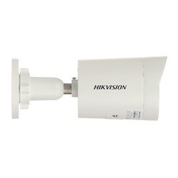 دوربین مداربسته هایک ویژن DS-2CD2023G2-I که به رنگ سفید است، از بغل دیده می شود