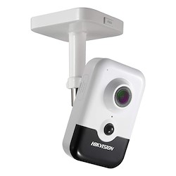 دوربین مداربسته هایک ویژن DS-2CD2443G0-IW به سقف وصل شده است