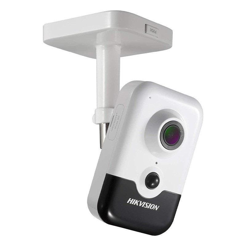 دوربین مداربسته هایک ویژن DS-2CD2443G0-IW به سقف وصل شده است