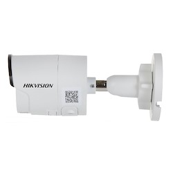 دوربین مداربسته هایک ویژن DS-2CD2025FHWD-I که به سمت چپ قرار گرفته، از کنار دیده می شود