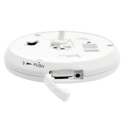 زیر و کنار دوربین مداربسته هایک ویژن DS-2CD2955G0-ISU با اسلات کارت حافظه که در آن باز است