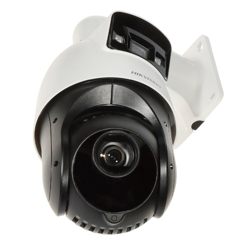 دوربین مداربسته هایک ویژن مدل DS-2SE4C425MWG-E (14F0) به دیوار نصب شده و از زیر دیده می شود